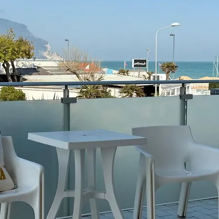 M146 - Marcelli, Bilocale Fronte Mare Con Ampio Terrazzo Marcelli